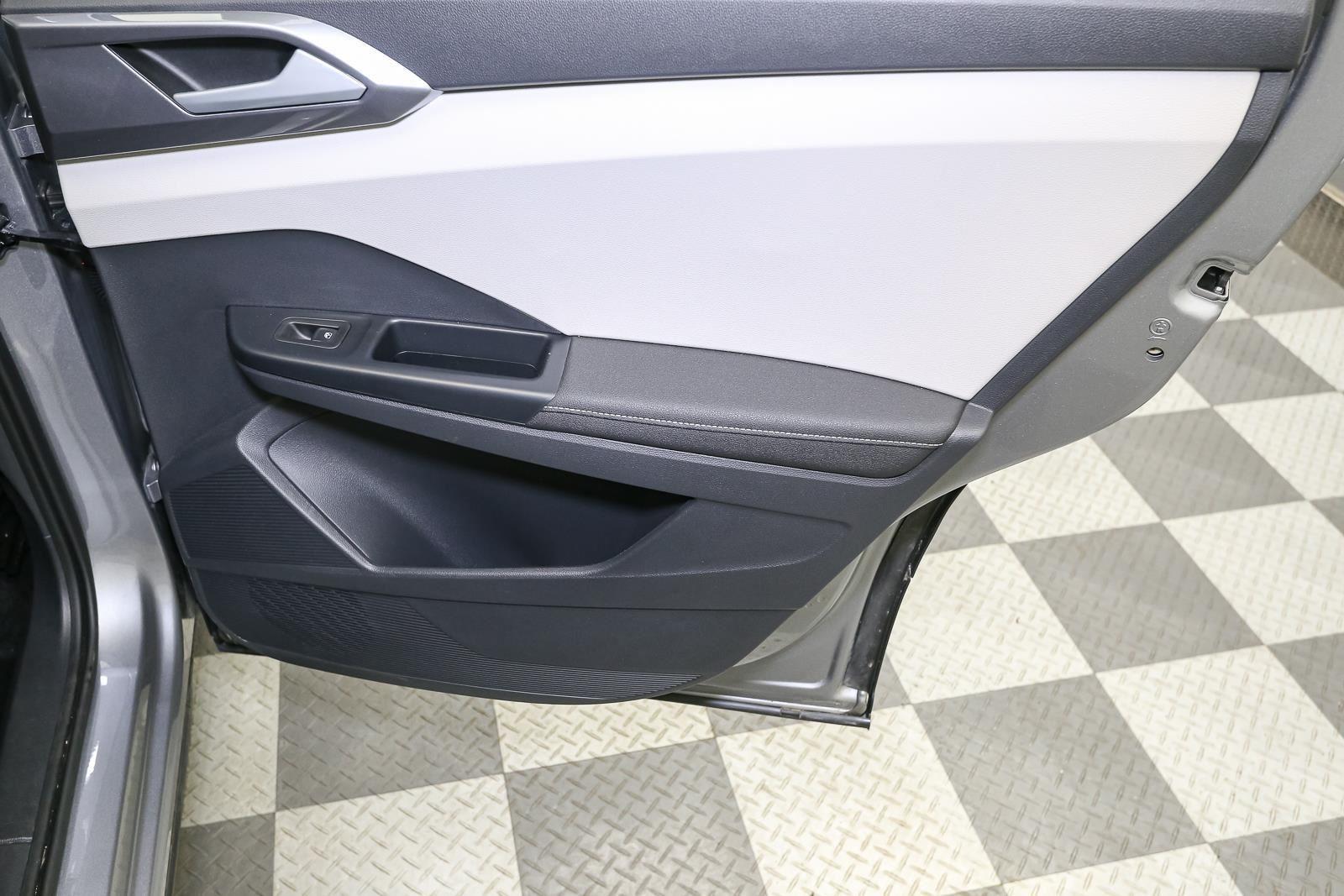 2025 Volkswagen Taos SEL - Photo 22