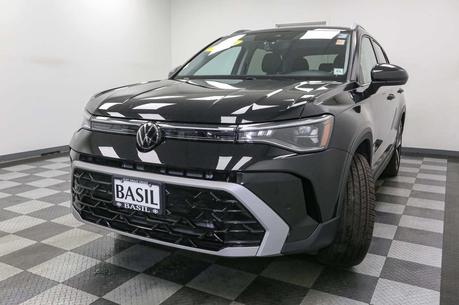 2025 Volkswagen Taos SEL photo 4