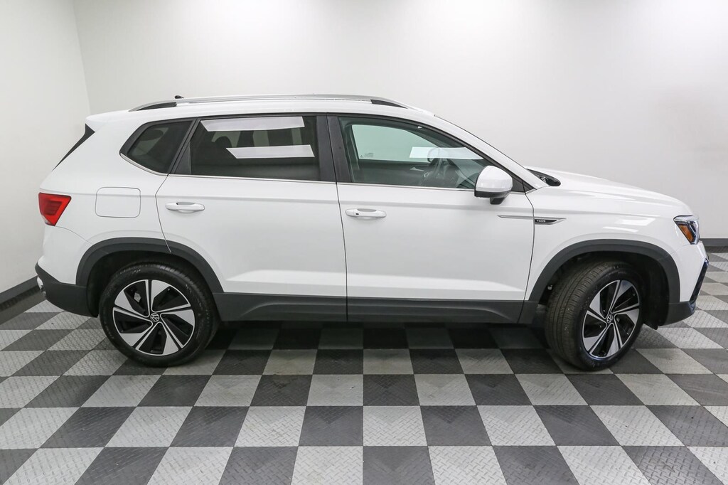 2024 Volkswagen Taos SE photo 3