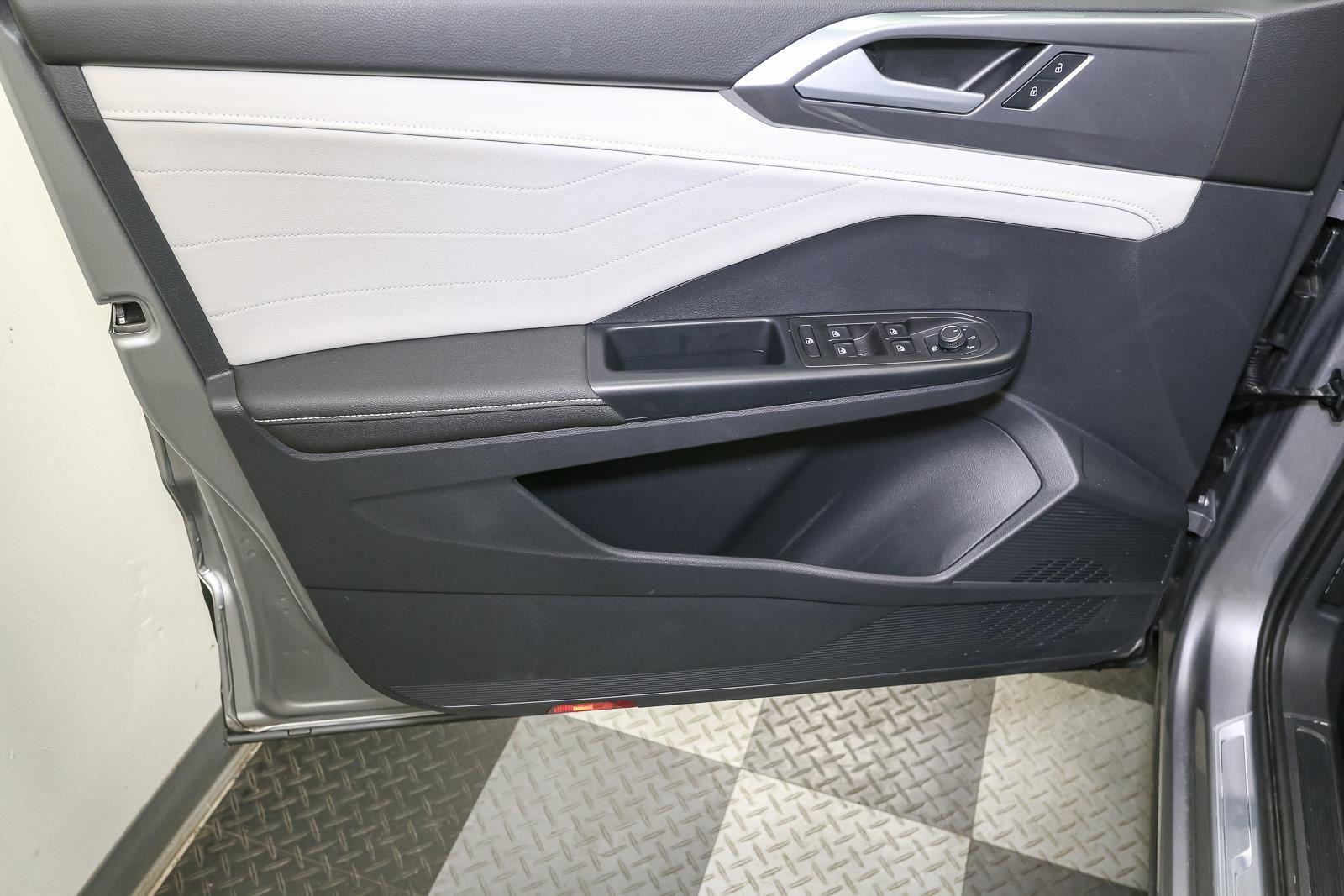 2025 Volkswagen Taos SEL - Photo 41