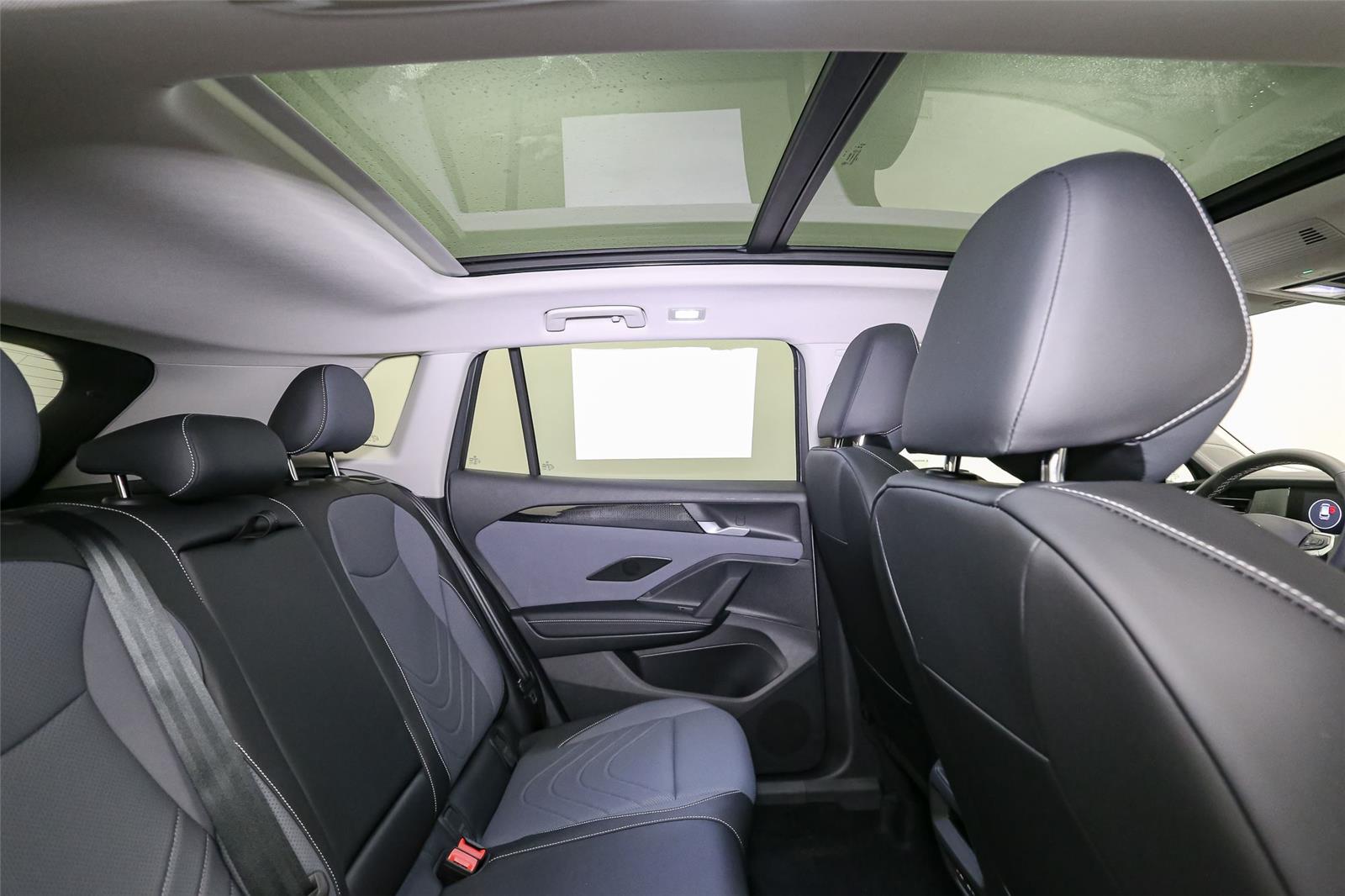 2025 Volkswagen Tiguan SE - Photo 18