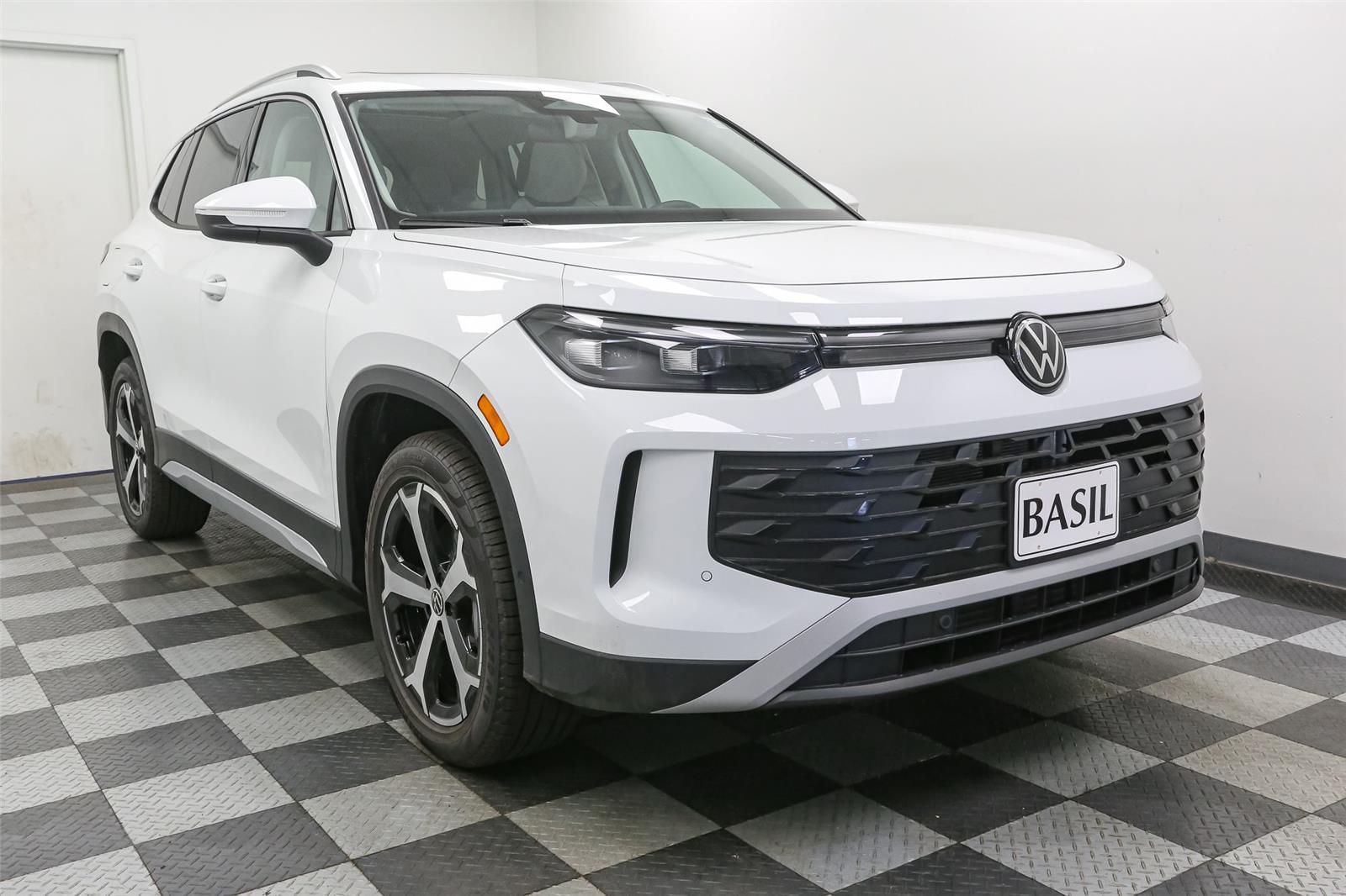 2025 Volkswagen Tiguan SE photo 2