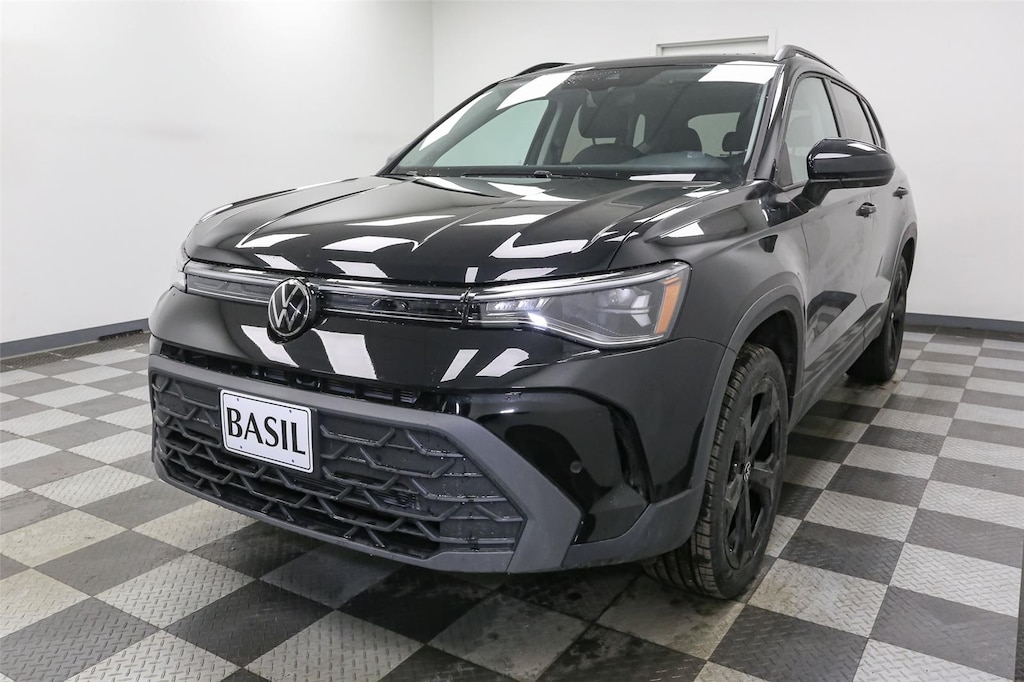 New 2025 Volkswagen Taos SE Black 4MOTION