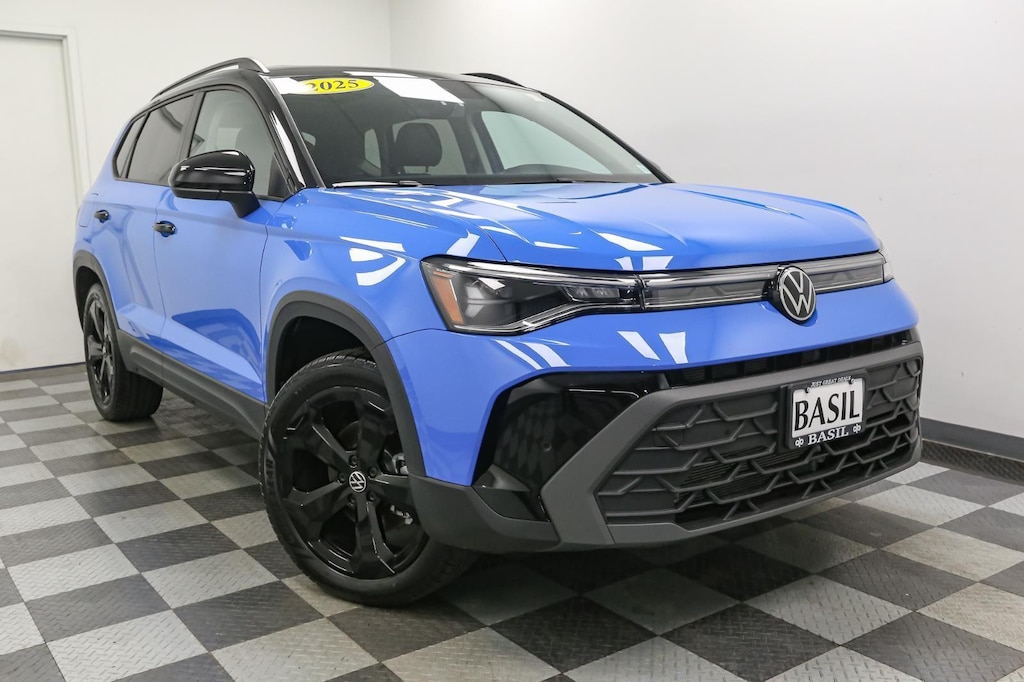 Used 2025 Volkswagen Taos SE Black 4MOTION