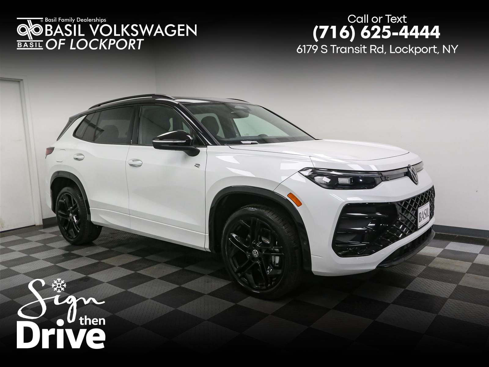 2025 Volkswagen Tiguan SE R-LINE BLACK's photo