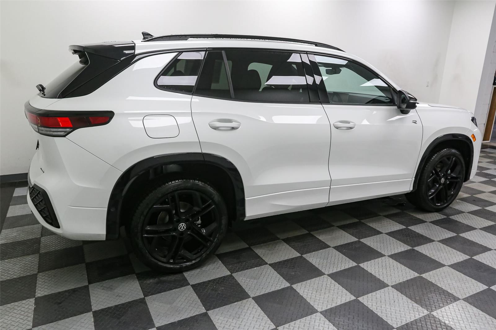 2026 Volkswagen Tiguan SE R-LINE BLACK - Photo 9
