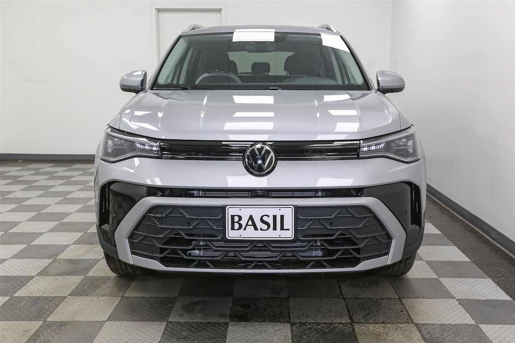 New 2025 Volkswagen Taos SE 4MOTION