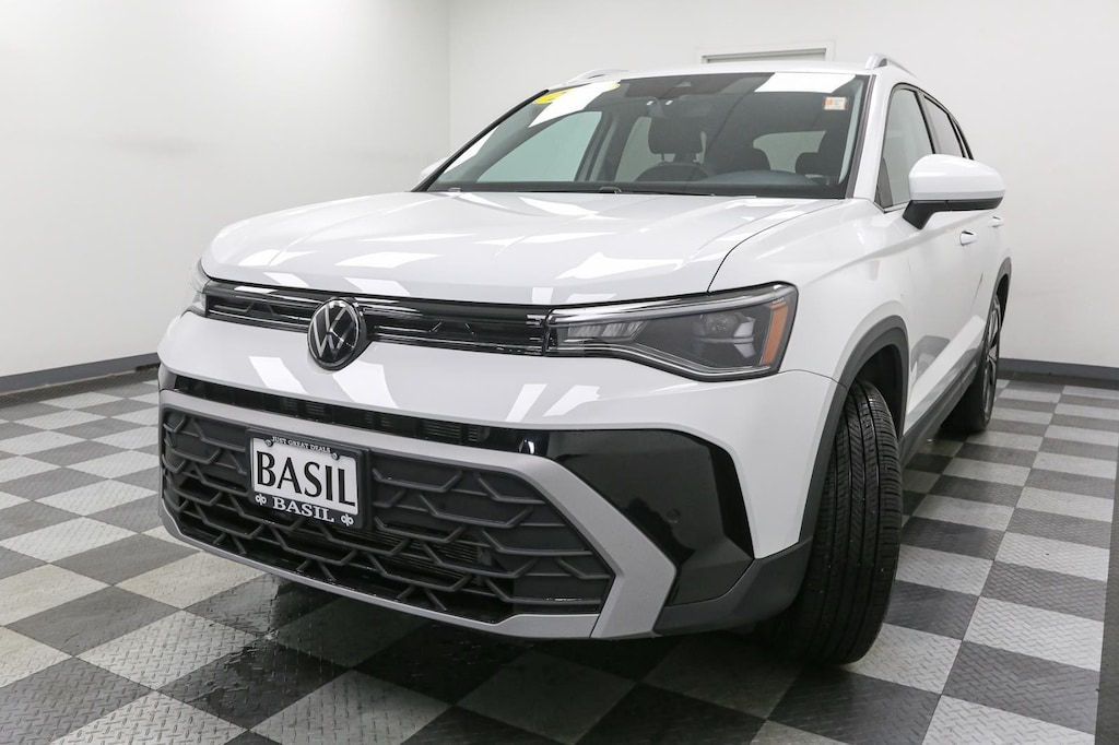 New 2025 Volkswagen Taos SE 4MOTION