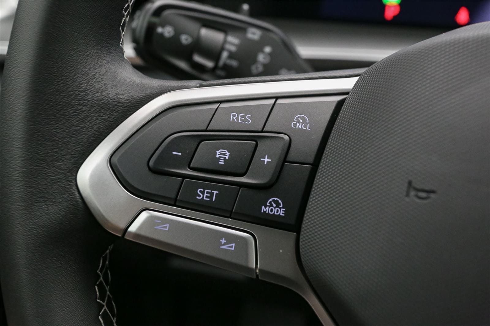 2025 Volkswagen Tiguan SE - Photo 24