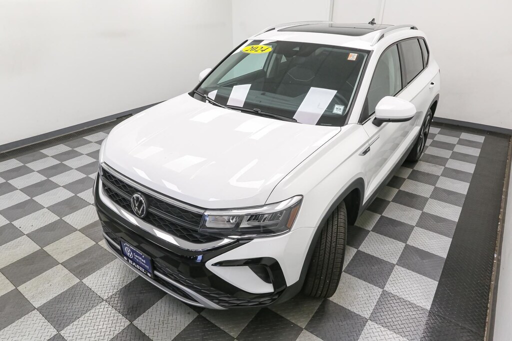2024 Volkswagen Taos SE photo 2