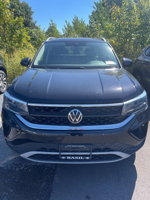 Used 2022 Volkswagen Taos SE with VIN 3VVYX7B20NM027632 for sale in Lockport, NY