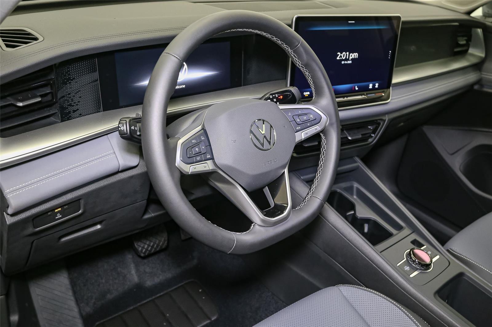 2025 Volkswagen Tiguan SE - Photo 19