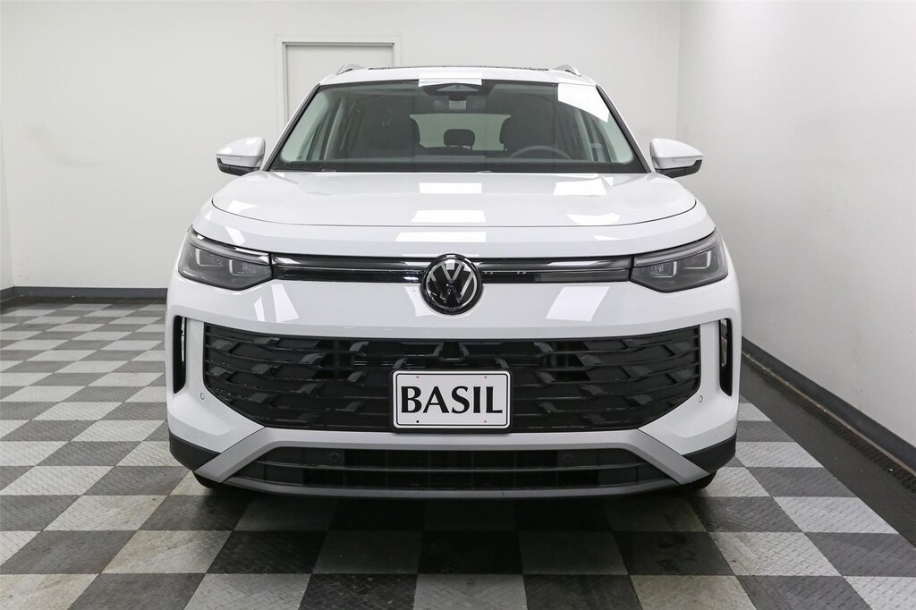 2025 Volkswagen Tiguan SE photo 3