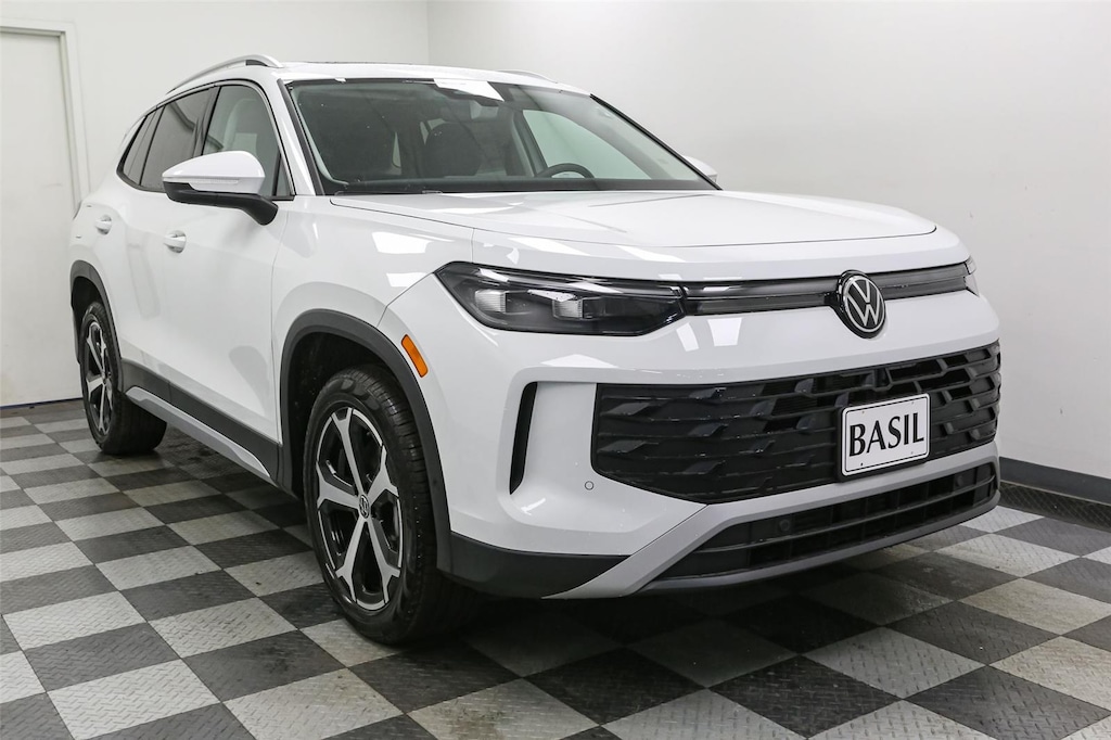 2025 Volkswagen Tiguan SE photo 2