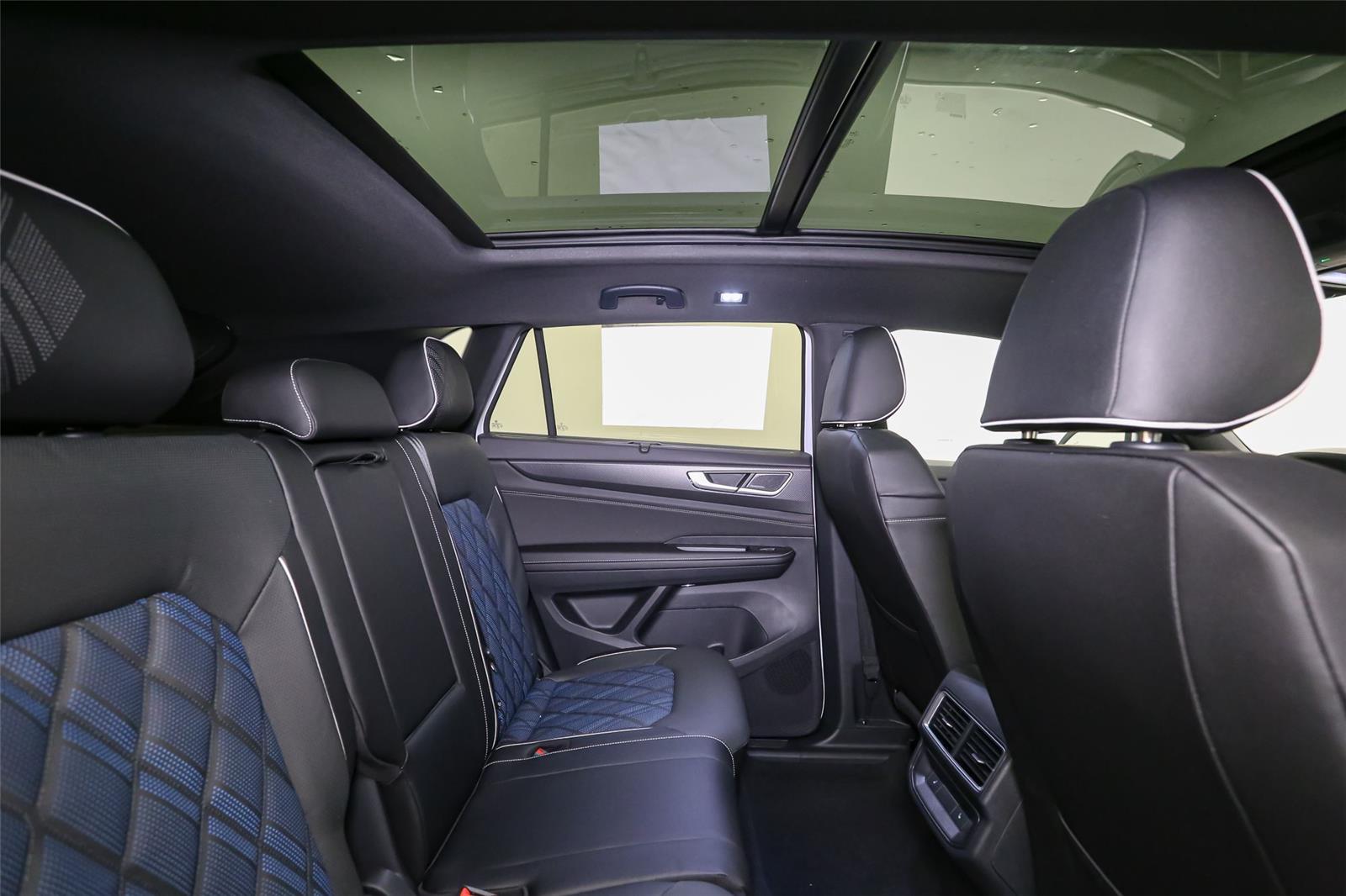 2026 Volkswagen Atlas Cross Sport SEL Premium R-LINE - Photo 18