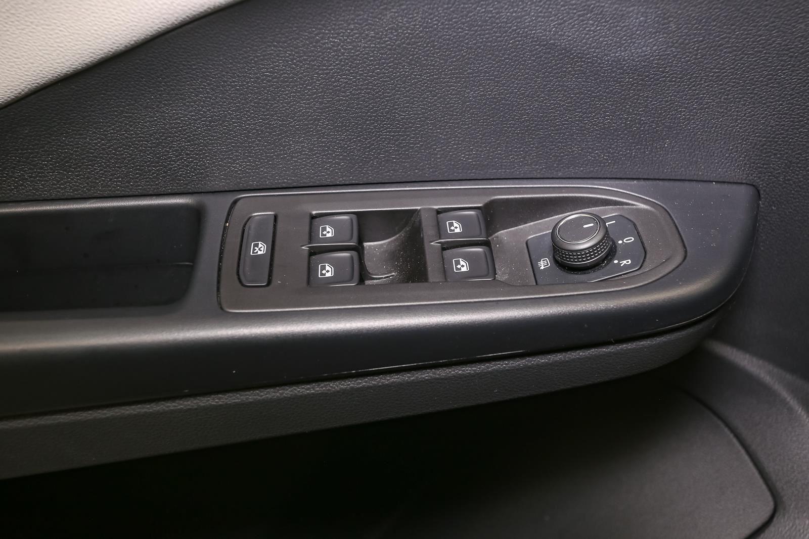 2025 Volkswagen Taos SEL - Photo 42