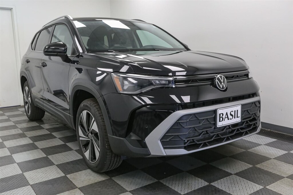 New 2025 Volkswagen Taos SE 4MOTION