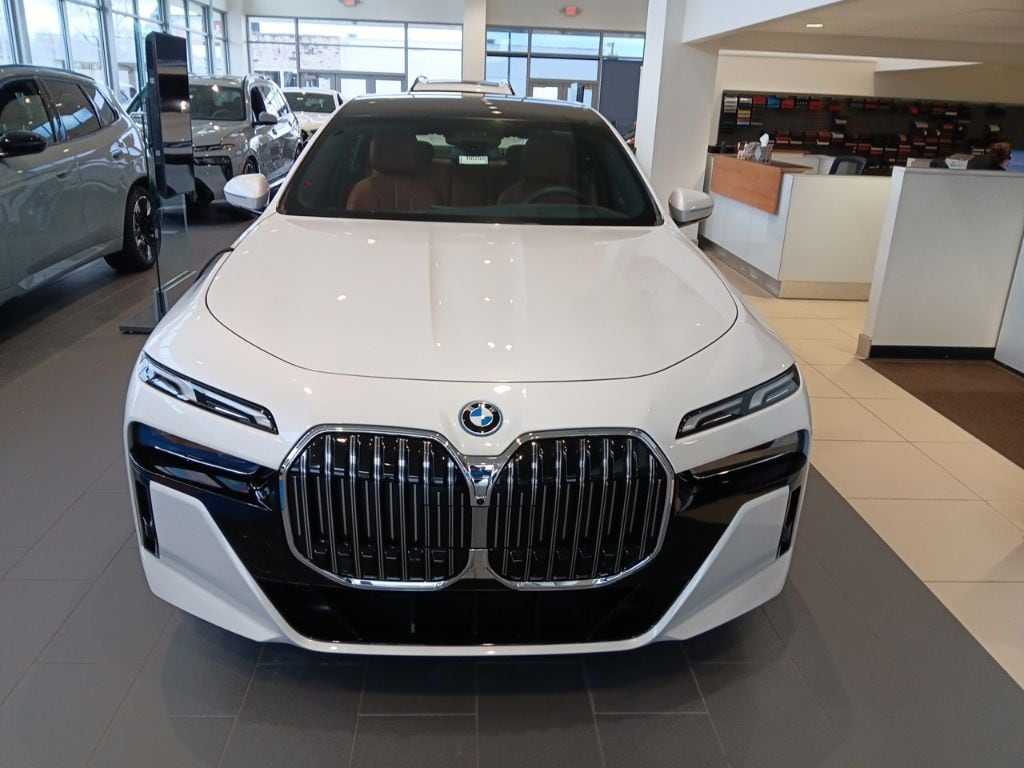 2026 BMW 7 Series 750e - Photo 20