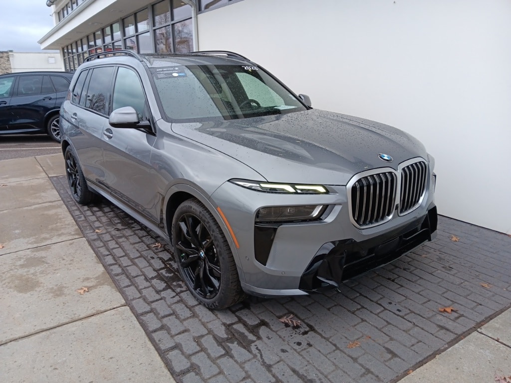 2023 BMW X7 40i's photo