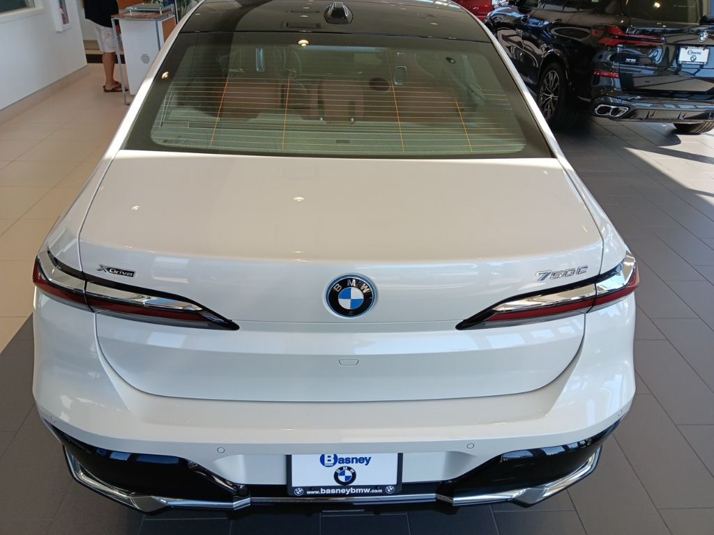 2026 BMW 7 Series 750e - Photo 6