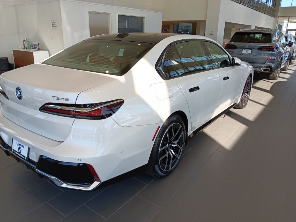 2026 BMW 7 Series 750e - Photo 7