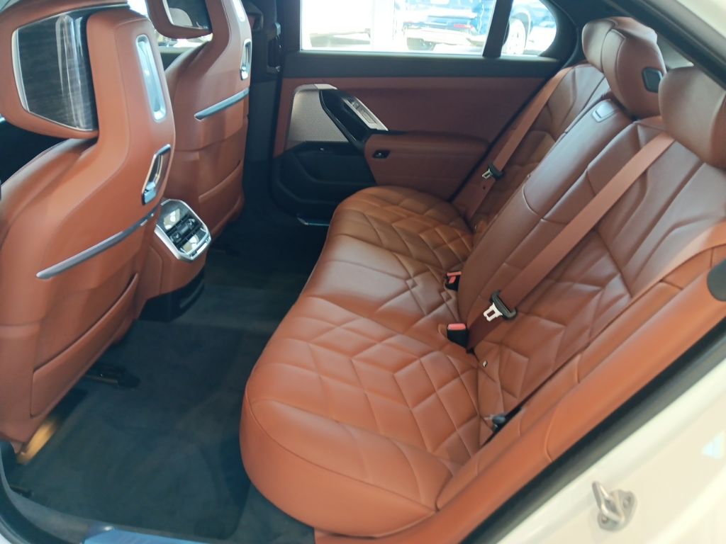 2026 BMW 7 Series 750e - Photo 8