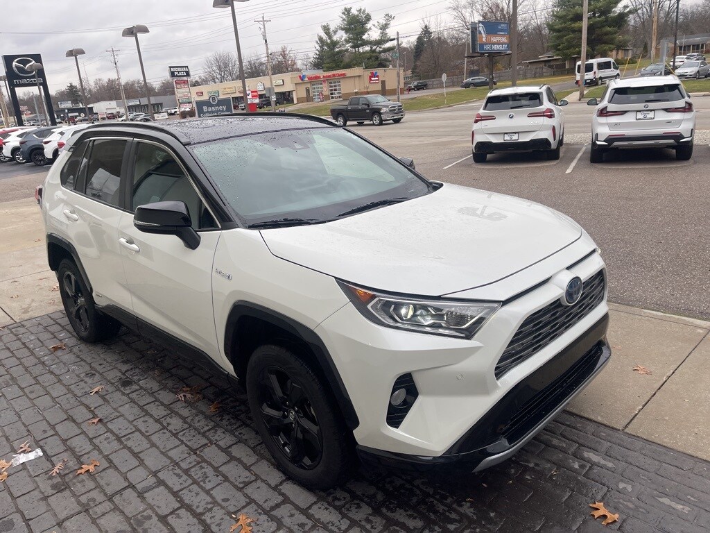 2020 Toyota RAV4 Hybrid XSE photo 3