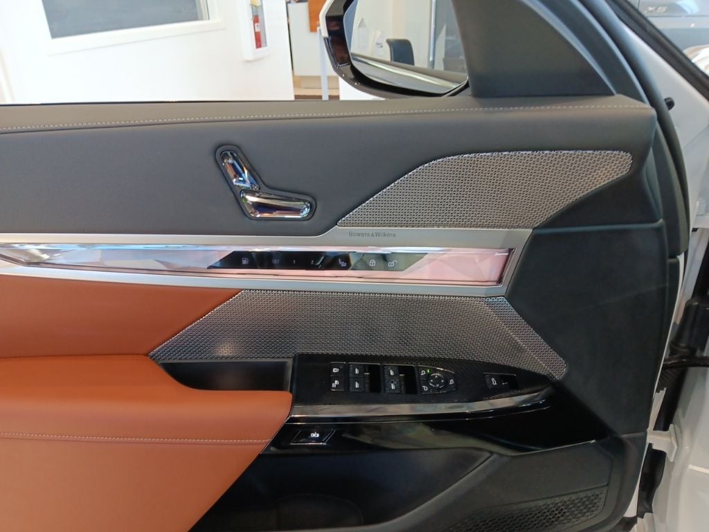 2026 BMW 7 Series 750e - Photo 14