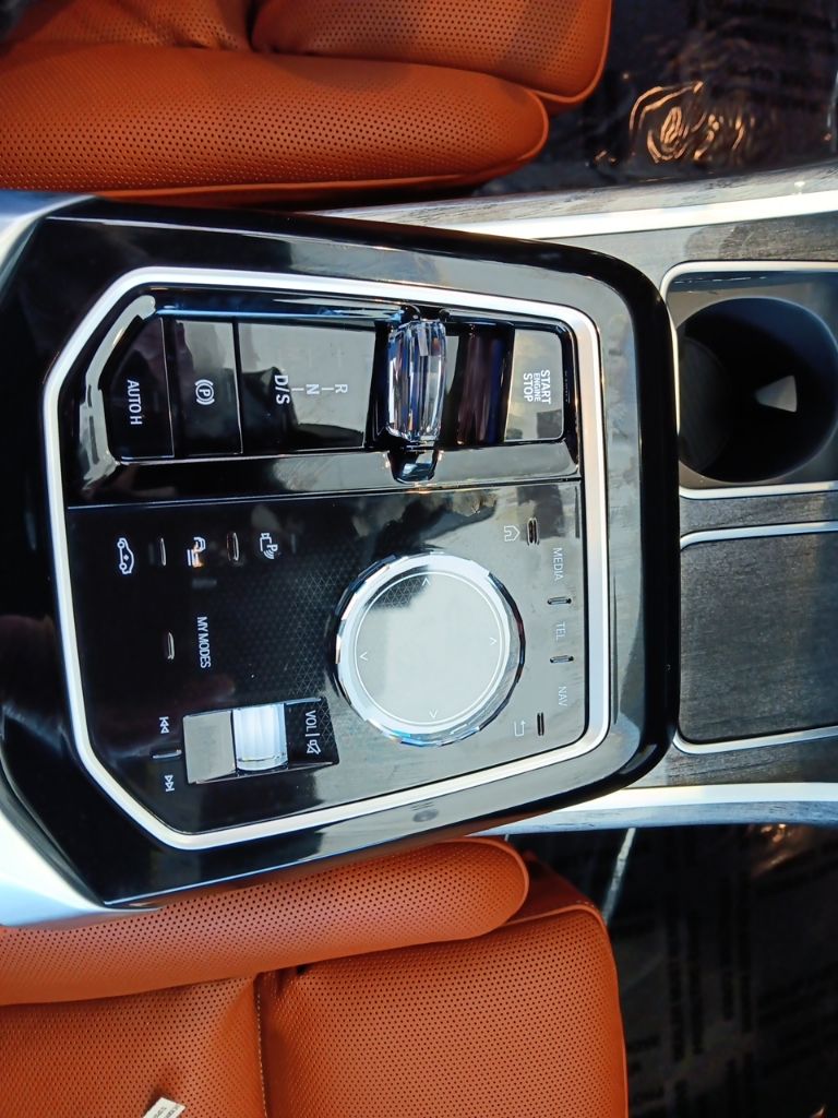 2026 BMW 7 Series 750e - Photo 18