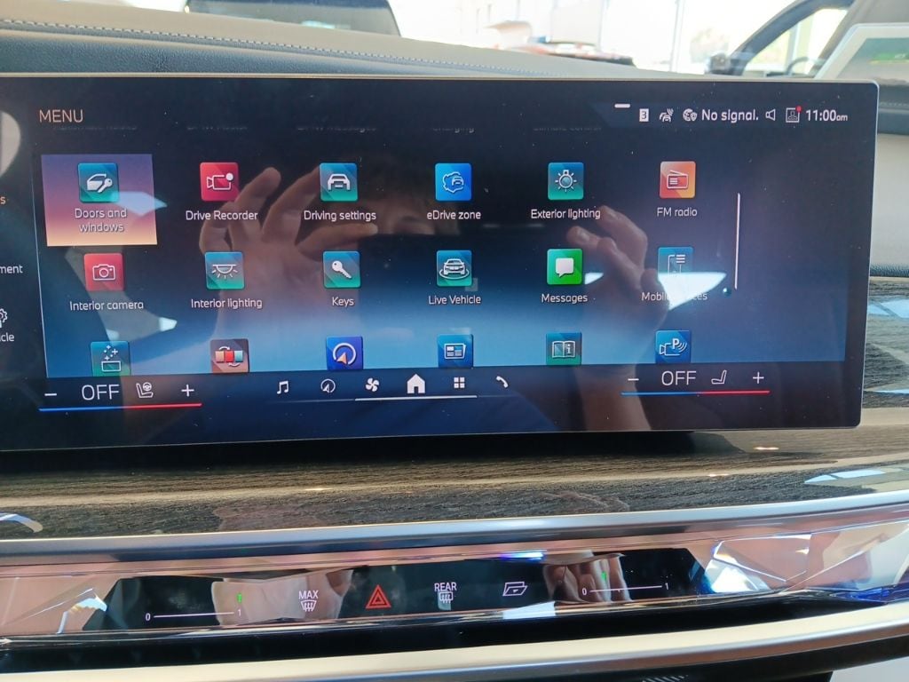 2026 BMW 7 Series 750e - Photo 16