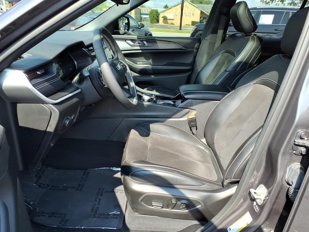 Used 2023 Jeep Grand Cherokee Laredo SUV