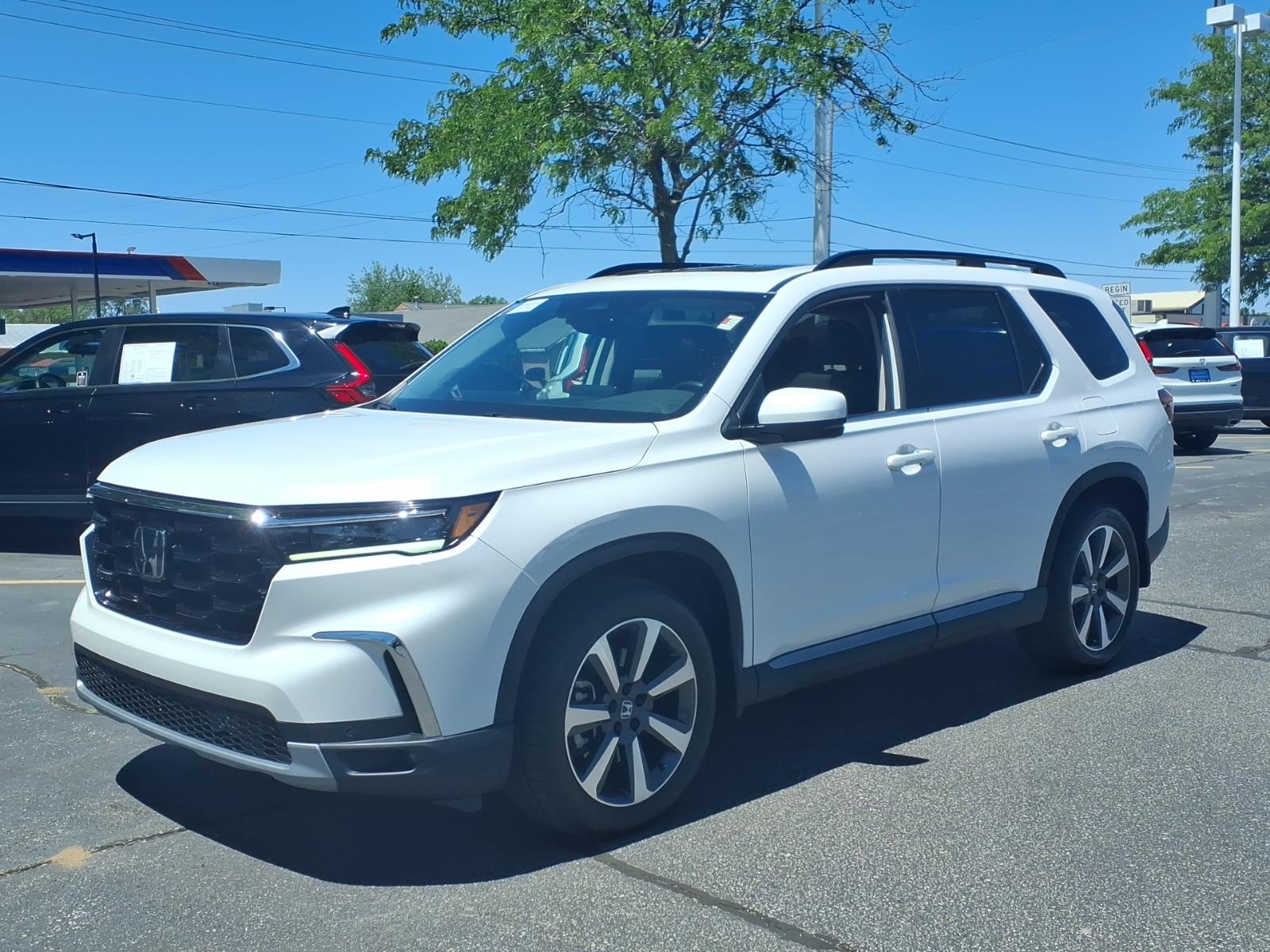 2023 Honda Pilot Touring AWD's photo