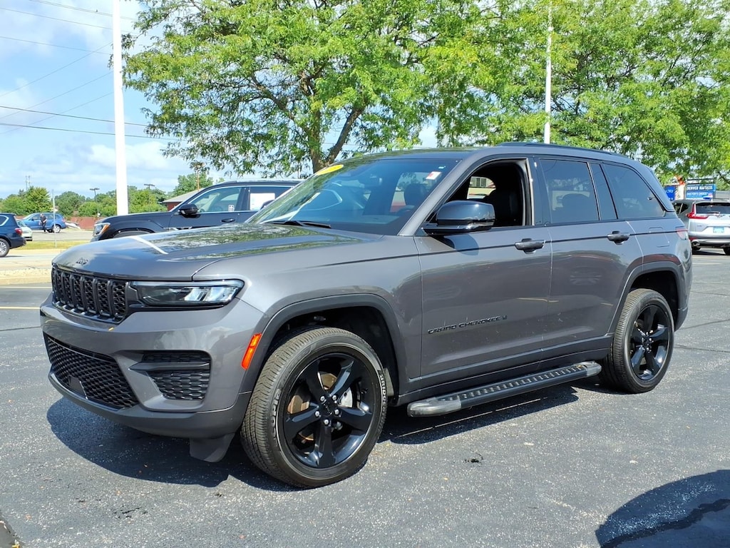 Used 2023 Jeep Grand Cherokee Laredo SUV