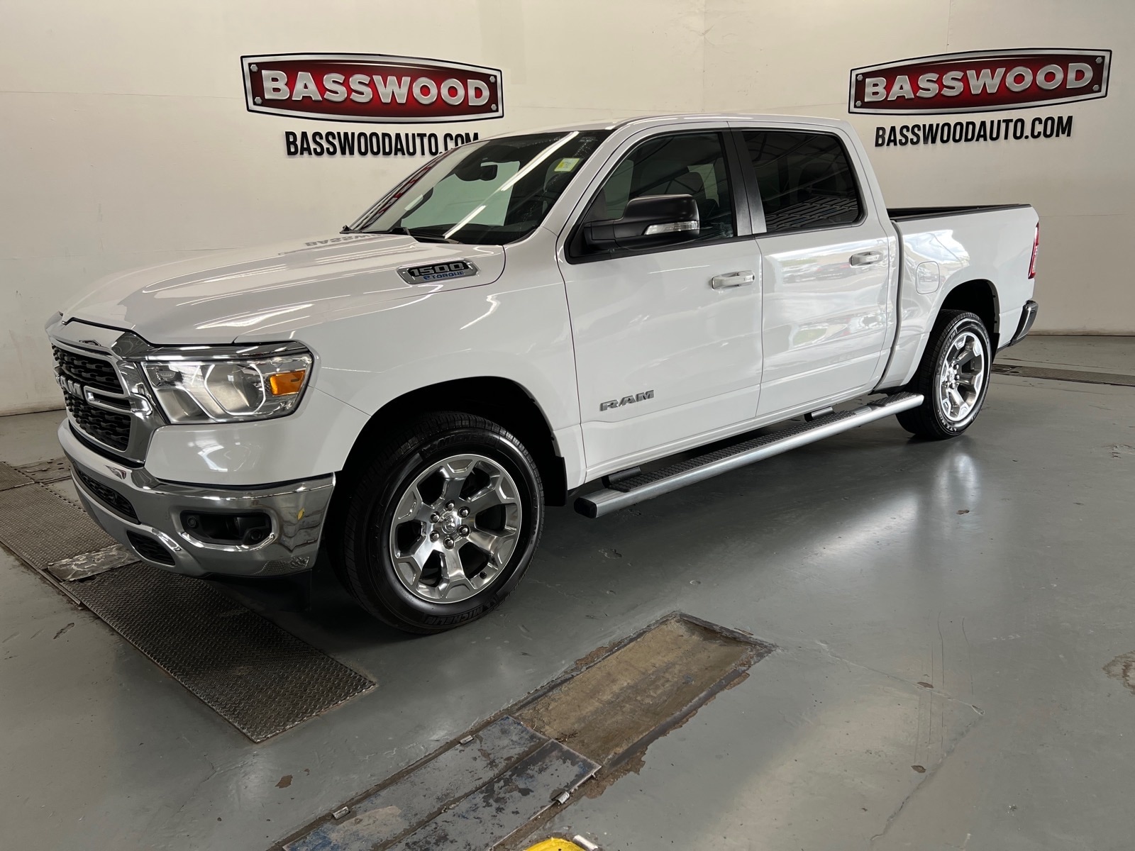 2022 RAM 1500 Big Horn/Lone Star 4x4 Crew Cab 5'7's photo