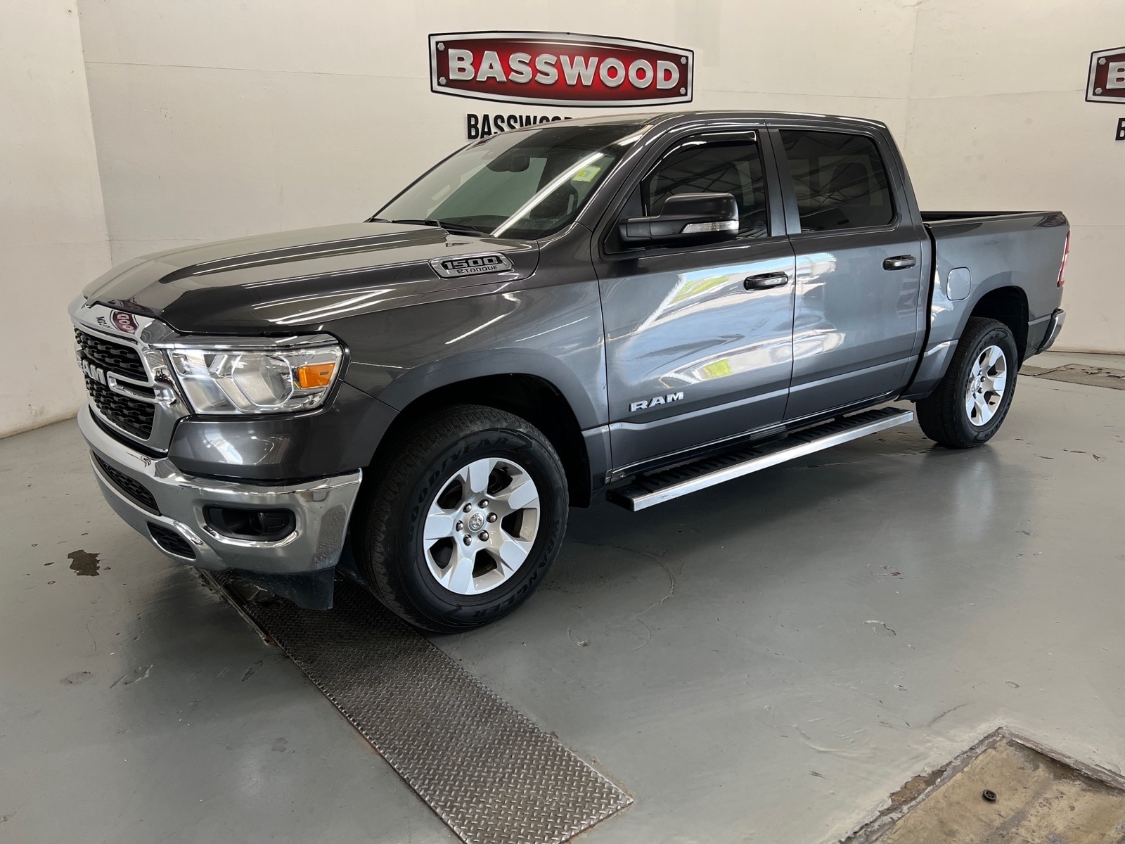 2022 RAM 1500 Big Horn/Lone Star 4x4 Crew Cab 5'7's photo