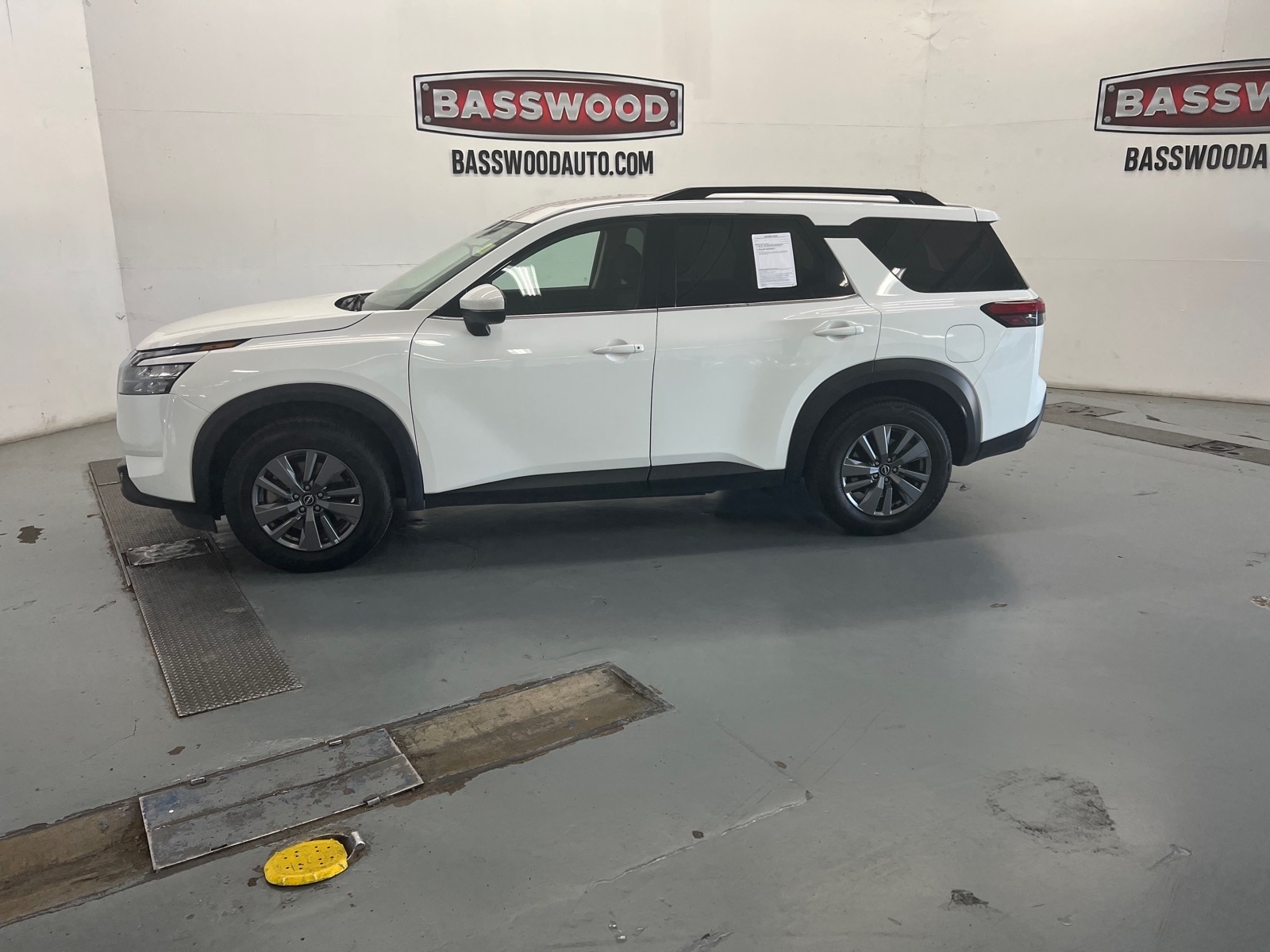 2024 Nissan Pathfinder SV 2WD's photo