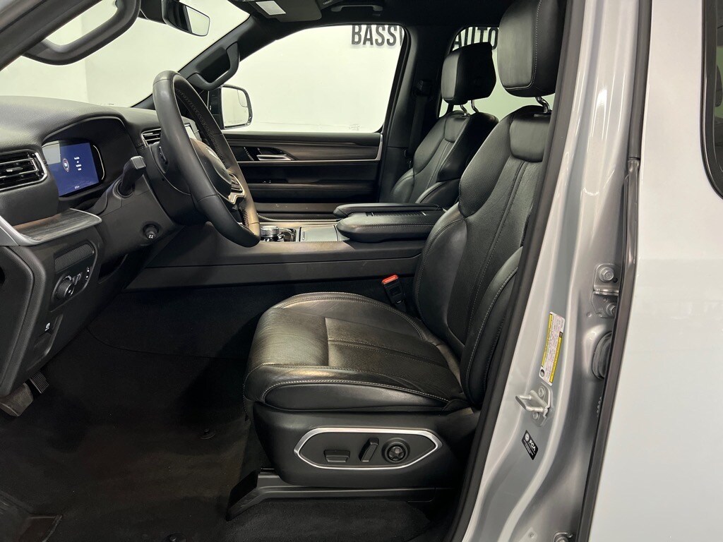 2023 Jeep Wagoneer L Series II photo 2