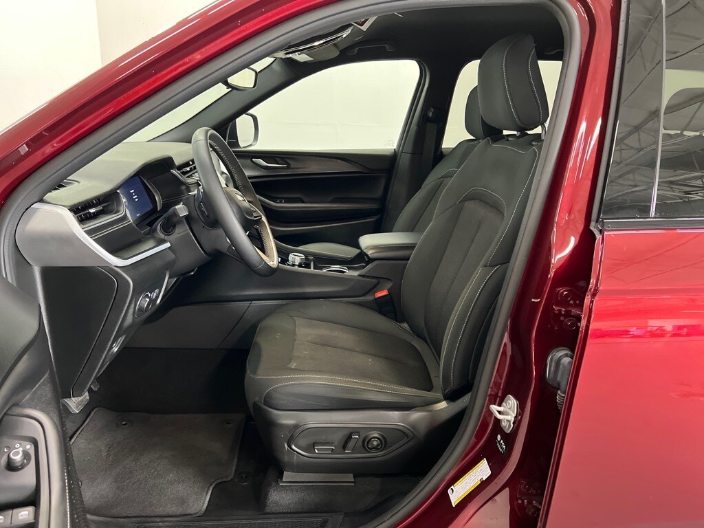 2024 Jeep Grand Cherokee Laredo photo 2