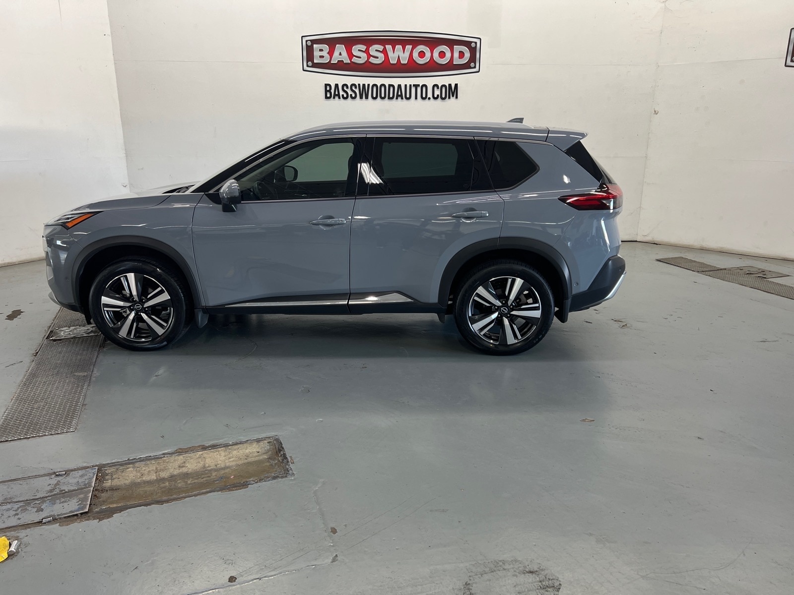 2023 Nissan Rogue Platinum FWD's photo