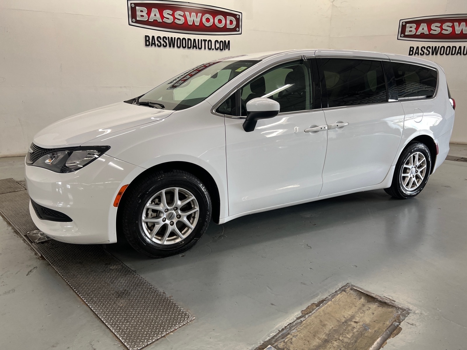 2023 Chrysler Voyager LX's photo