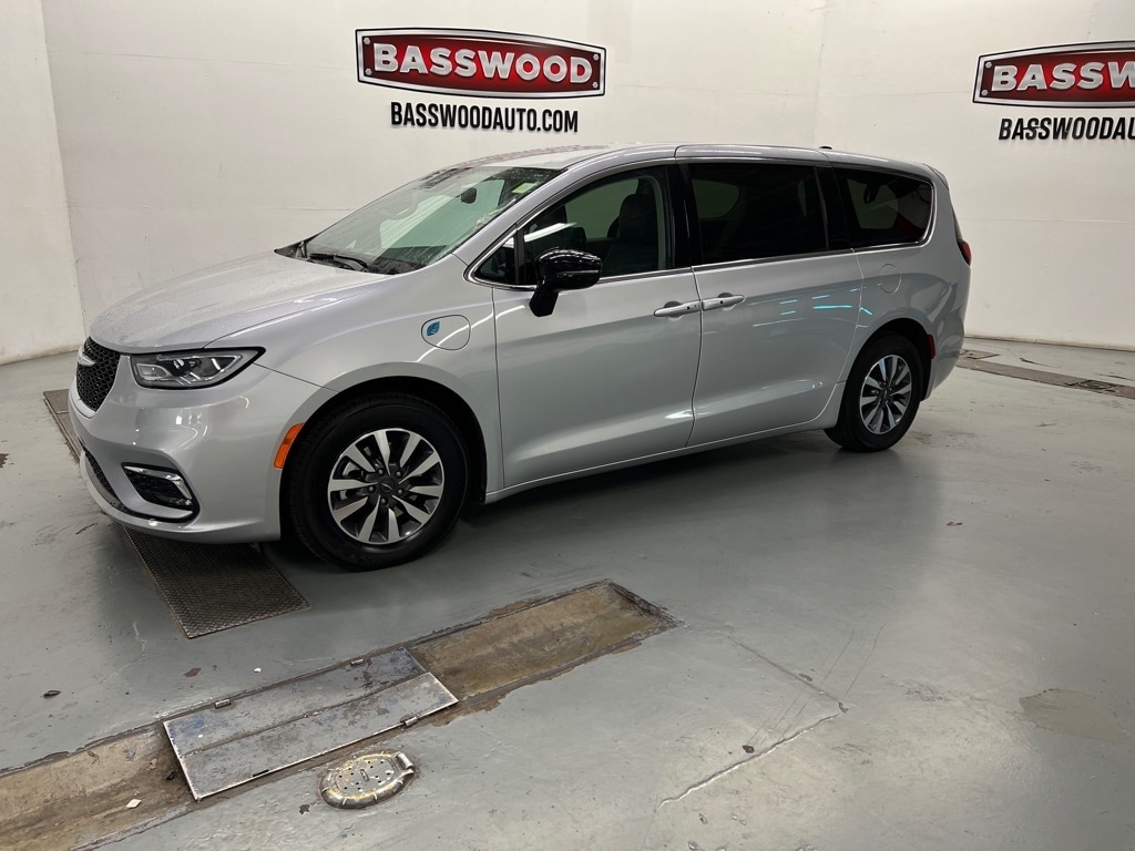 2024 Chrysler Pacifica PHEV Select's photo