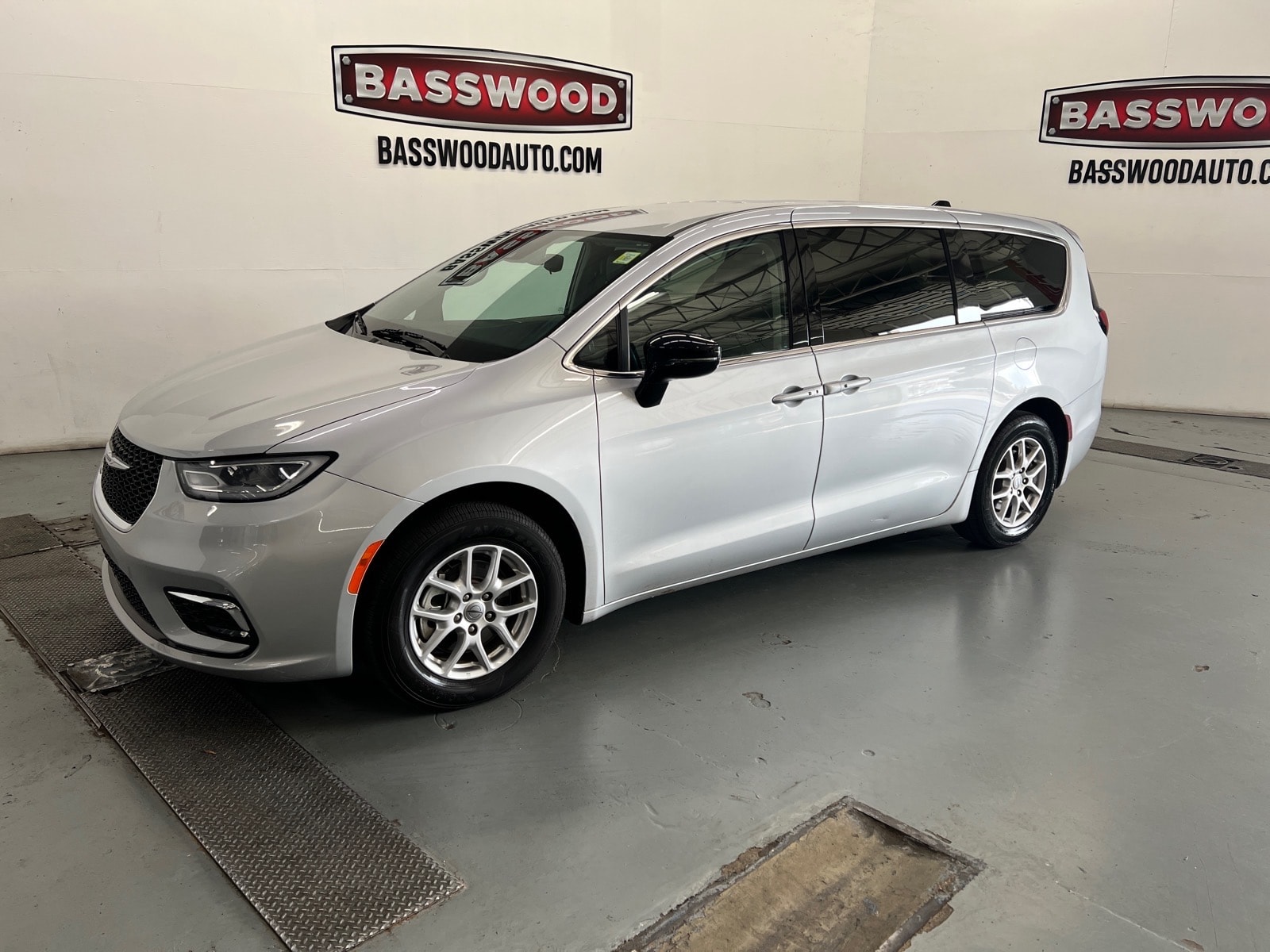 2024 Chrysler Pacifica Touring L's photo