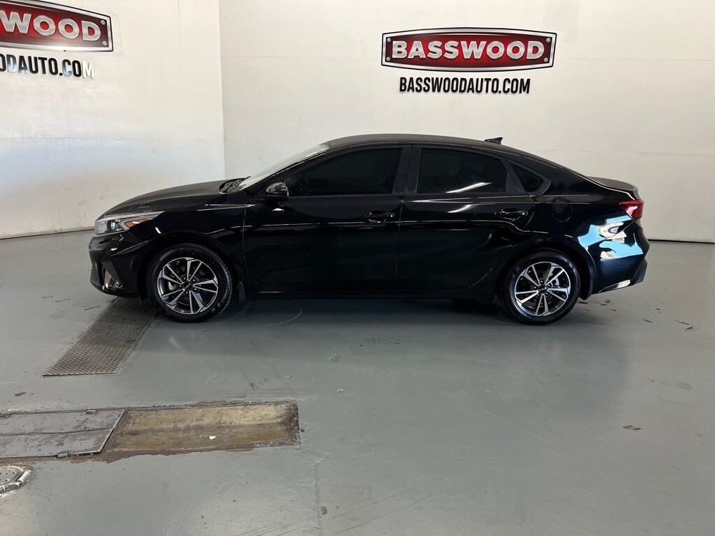 2024 Kia Forte LXS photo 2