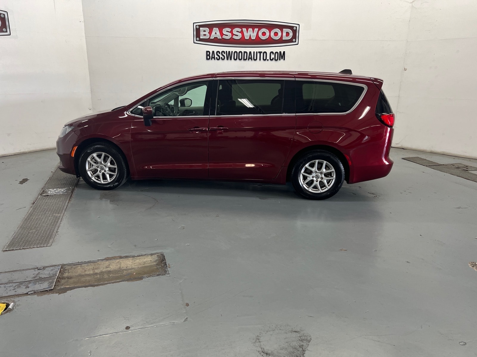 2023 Chrysler Voyager LX's photo