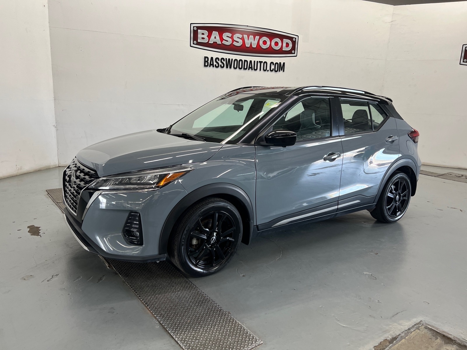 2022 Nissan Kicks SR