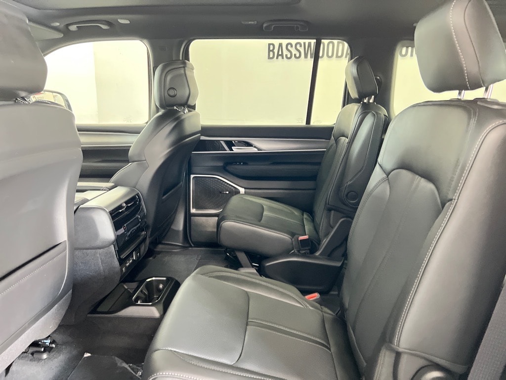 2025 Jeep Wagoneer Series II - Photo 14