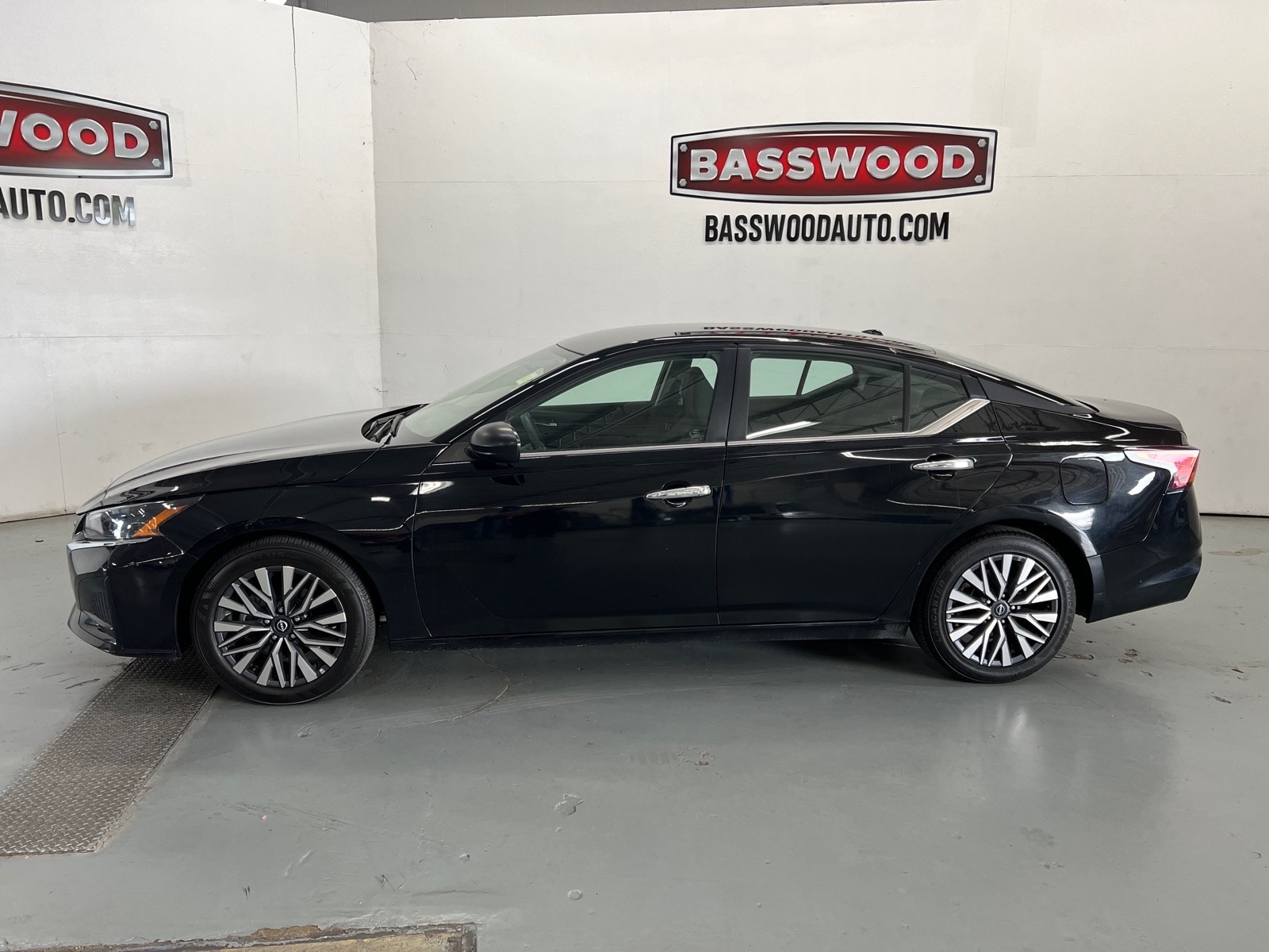 Used 2024 Nissan Altima SV with VIN 1N4BL4DV5RN409601 for sale in Fort Payne, AL