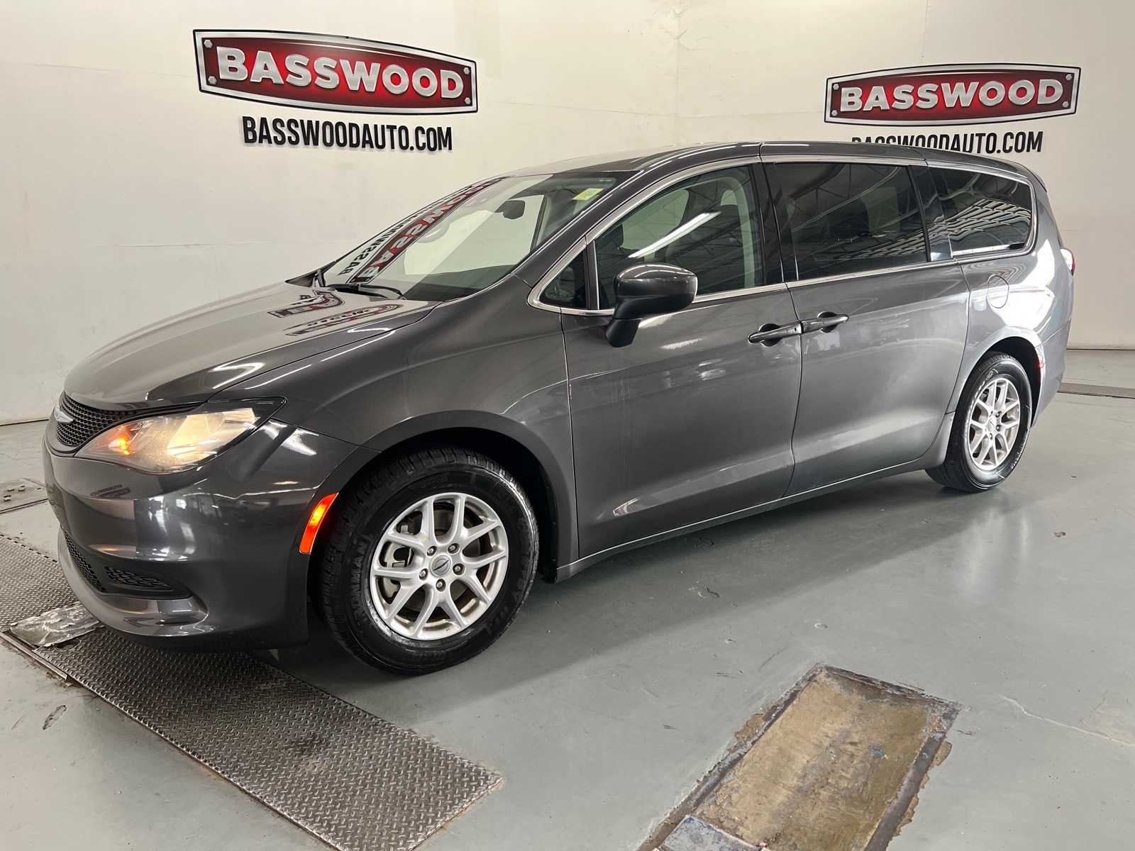2023 Chrysler Voyager LX's photo