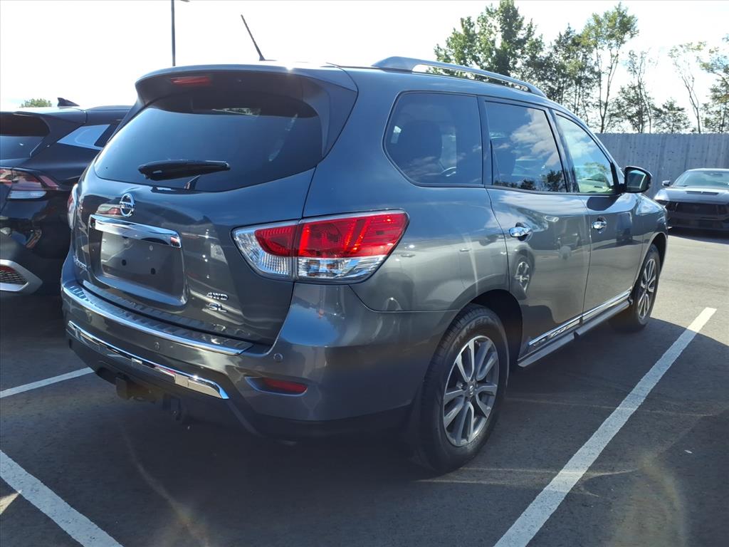 2016 Nissan Pathfinder SL photo 2