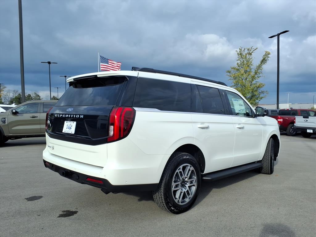2025 Ford Expedition photo 3